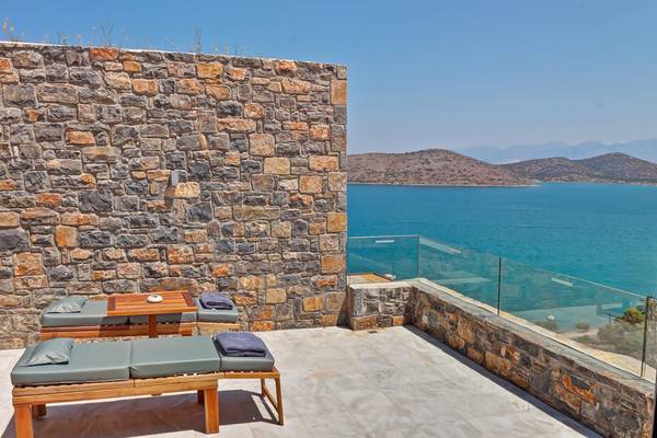 Aussicht auf das Meer von einer Steinmauer des Royal Marmin Bay Boutique Hotels aus