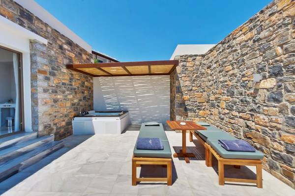 Hotelterrasse mit Whirlpool und Liegen im Freien