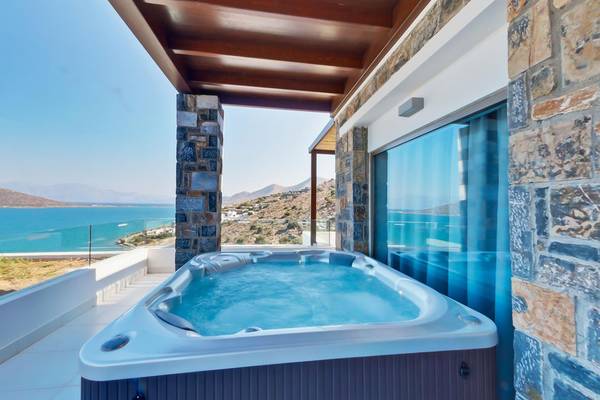 Whirlpool auf der Terrasse des Royal Marmin Bay Boutique Hotels mit Meerblick