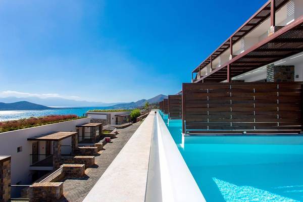 Aussicht auf den Pool des Royal Marmin Bay Boutique Hotels mit Blick auf das Meer.