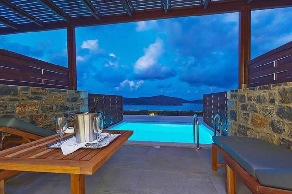 Terrasse im Royal Marmin Bay Boutique Hotel mit Blick auf den Pool und die Landschaft