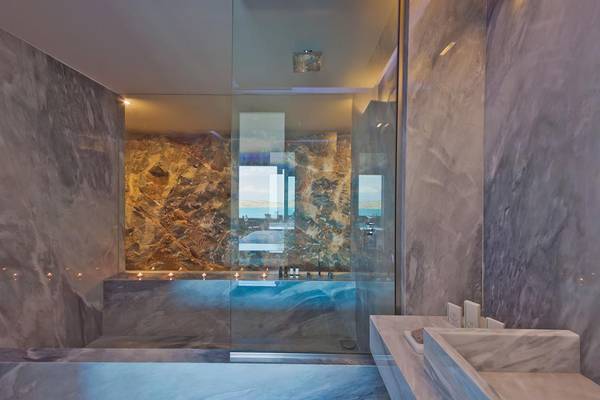 Badezimmer im Royal Marmin Bay Boutique Hotel mit Marmorwänden und Badewanne