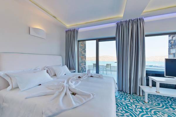 Schlafzimmer im Royal Marmin Bay Boutique Hotel mit Blick auf den Ozean.