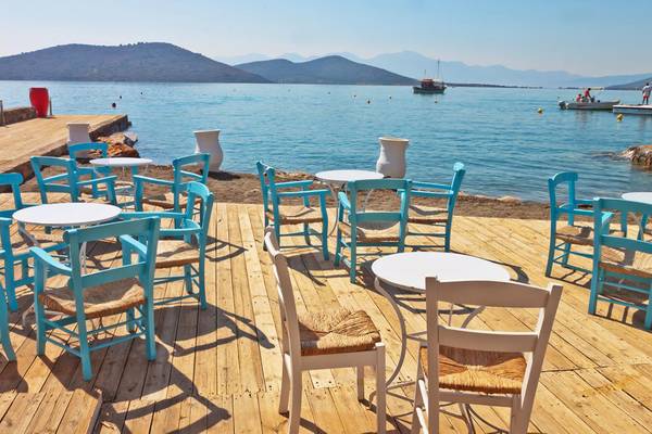 Terrasse mit blauen Stühlen und Tischen im Royal Marmin Bay Boutique Hotel