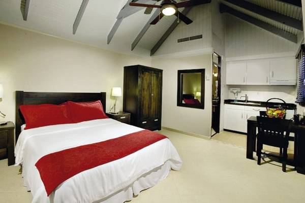 Schlafzimmer mit Bett und komplett eingerichteter Küche im Amsterdam Manor Beach Resort.