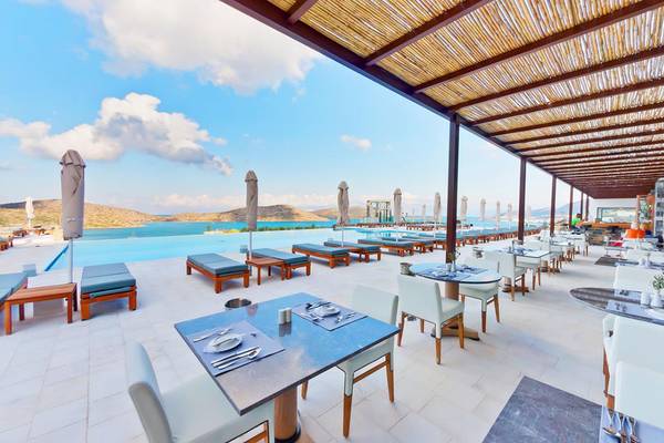 Terrasse des Royal Marmin Bay Boutique Hotels mit Blick auf den Pool und das Meer