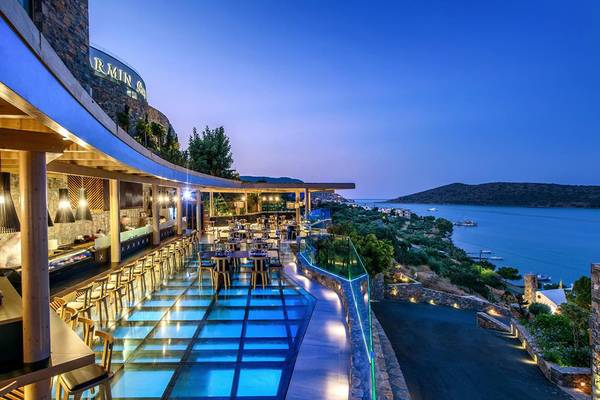 Außenbereich des Royal Marmin Bay Boutique Hotels mit Wasserglasboden und Blick auf den Hafen