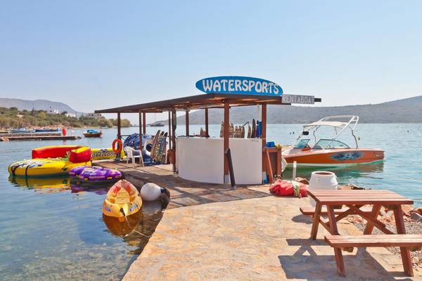 Wassersportstation am Strand im Royal Marmin Bay Boutique Hotel mit Booten und Wassersportgeräten.