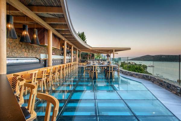 Terrasse des Royal Marmin Bay Boutique Hotels mit Glasboden und Blick auf das Meer.