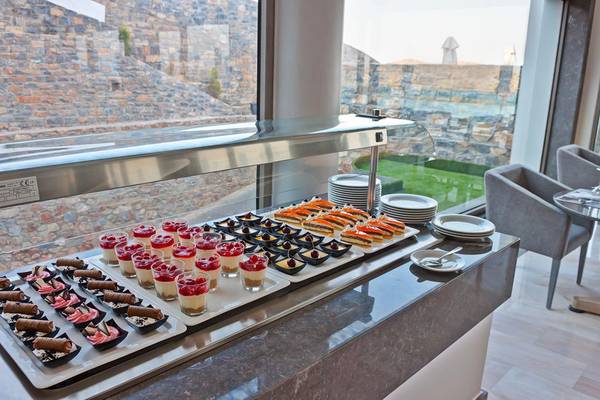 Dessertbuffet im Royal Marmin Bay Boutique Hotel mit verschiedenen Kuchen und Gebäck.