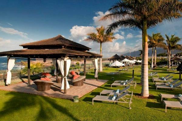 Gran Melia Palacio de Isora Hotel Lounge Bereich mit Liegestühlen und einem Pavillon am Strand