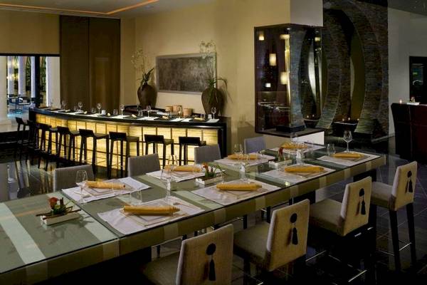 Gran Melia Palacio de Isora Restaurant mit Tisch und Stühlen