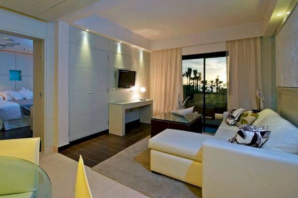 Innenansicht des Gran Melia Palacio de Isora Hotels mit Wohnzimmer, Schlafzimmer und Schreibtisch