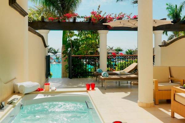 Terrasse des Gran Melia Palacio de Isora Hotels mit Whirlpool und Blick auf den Pool.
