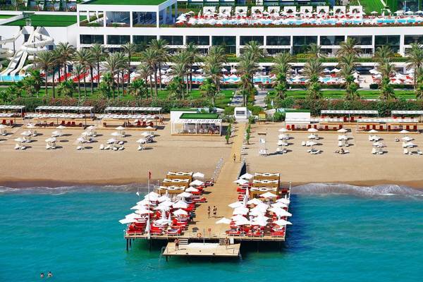 Luftaufnahme des Adam & Eve Hotels mit Strand, Liegen, Pools und Wasserrutsche