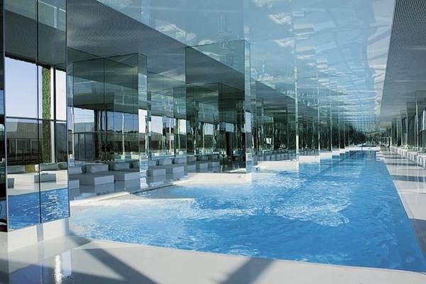 Innenpool im Adam & Eve Hotel mit spiegelnden Wänden und Sitzbereichen