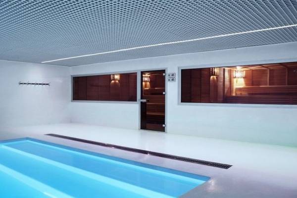 Innenansicht des Adam & Eve Hotels mit Sauna und Pool.