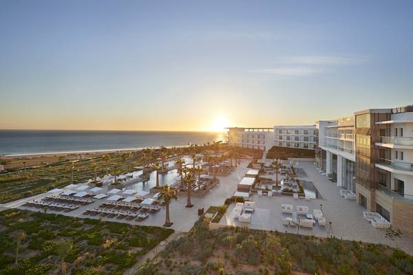Luftaufnahme des Hyatt Place Taghazout Bay Hotels mit Blick auf das Meer bei Sonnenuntergang