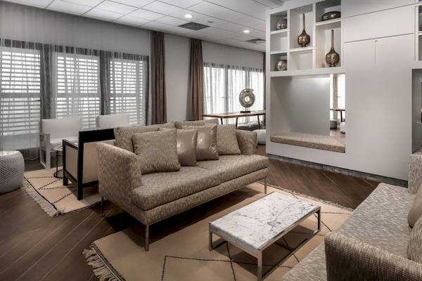Lounge Bereich im Hyatt Place Taghazout Bay Hotel mit Möbeln und Einrichtung.
