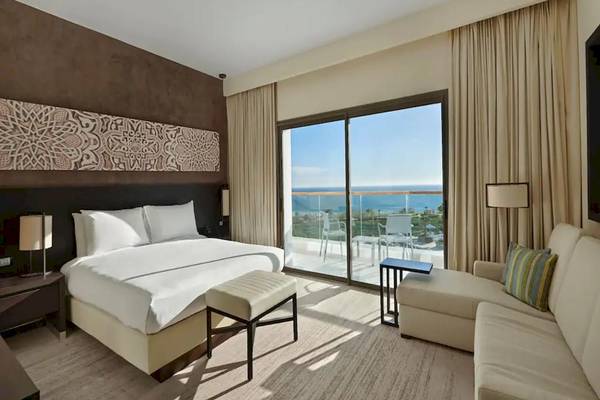 Doppelbett Zimmer mit Meerblick im Hyatt Place Taghazout Bay Hotel