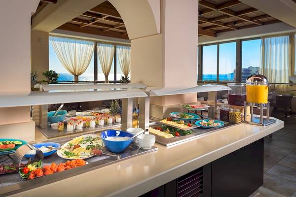Buffet-Tisch im La Marquise Luxury Resort Komplex mit Blick auf das Meer.
