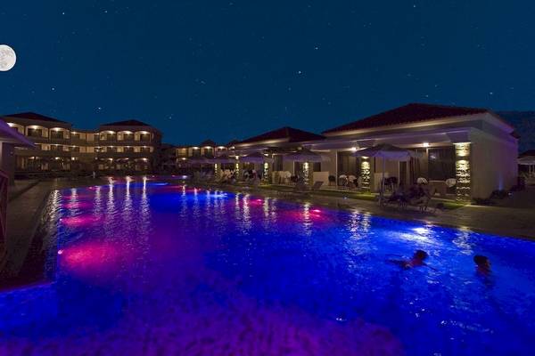 La Marquise Luxury Resort Komplex bei Nacht mit beleuchtetem Pool und Vollmond