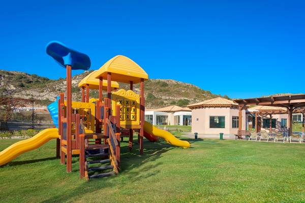 Spielplatz im La Marquise Luxury Resort Complex mit zwei Rutschen und Sonnendach.