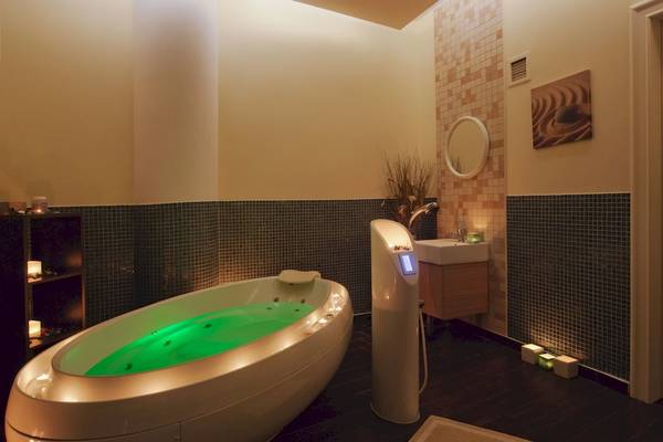 Badezimmer im La Marquise Luxury Resort Complex mit grünem Wasser und Beleuchtung