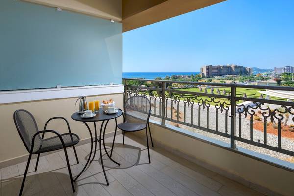 Balkon mit Meerblick im La Marquise Luxury Resort Complex Hotel mit Tisch und Stühlen.