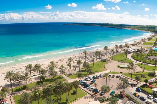 Luftaufnahme des CM Castell de Mar Hotels mit Blick auf die Strandpromenade