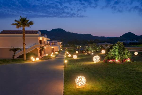 Nachtansicht des La Marquise Luxury Resort Complex mit beleuchteten Kugeln und Gebäuden.