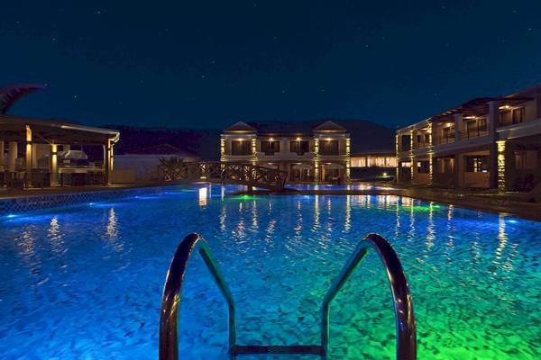 Nachtansicht des beleuchteten Pools des La Marquise Luxury Resort Komplex