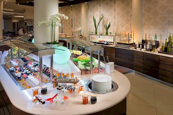 Buffet-Tisch im La Marquise Luxury Resort Complex mit verschiedenen Speisen.