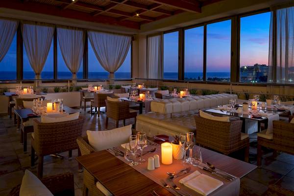 Innenansicht des Restaurants im La Marquise Luxury Resort Complex mit Blick auf das Meer.