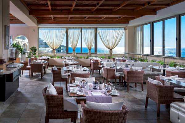 Restaurant im La Marquise Luxury Resort Complex mit Blick auf das Meer.