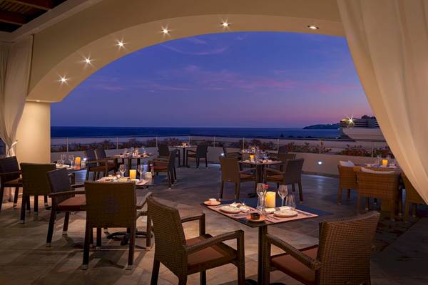 Terrassenrestaurant des La Marquise Luxury Resort Komplex bei Nacht mit Blick auf den Ozean