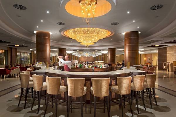 Bar im La Marquise Luxury Resort Complex mit Barkeeper und vielen Flaschen