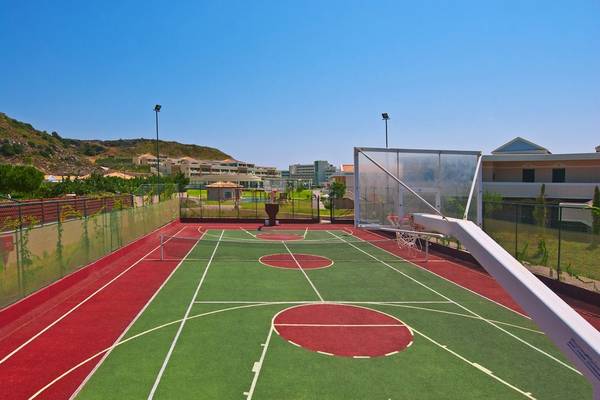 Basketballplatz im La Marquise Luxury Resort Complex mit Berg im Hintergrund