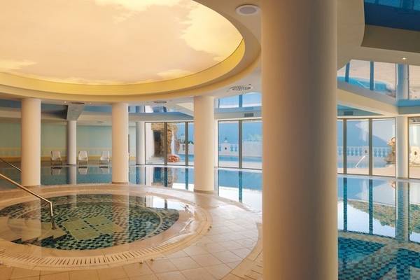 Innenpool des La Marquise Luxury Resort Complex mit Whirlpool und Blick auf den Außenpool.
