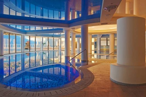 Innenpool im La Marquise Luxury Resort Complex mit blauem Wasser und blauer Decke.