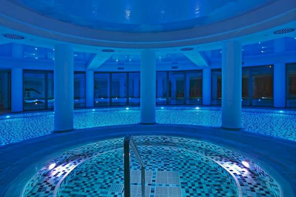 Innenpool des La Marquise Luxury Resort Complex mit blauer Beleuchtung