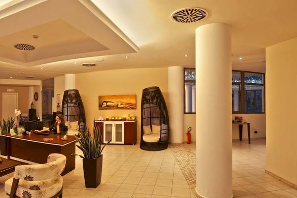 Lobby des La Marquise Luxury Resort Complex mit Rezeption und Sitzbereichen.