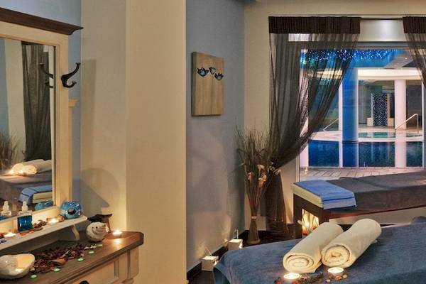 Spa-Behandlungsraum im La Marquise Luxury Resort Komplex mit Blick auf den Pool.