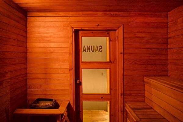 Sauna im La Marquise Luxury Resort Complex mit Holzwänden und Tür