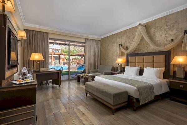 Ein elegantes Hotelzimmer im La Marquise Luxury Resort Komplex mit Blick auf den Pool.
