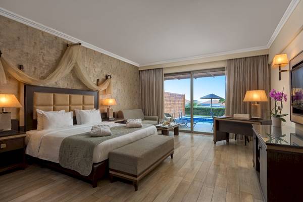 Luxuriöses Hotelzimmer im La Marquise Luxury Resort Complex mit Blick auf den Pool.
