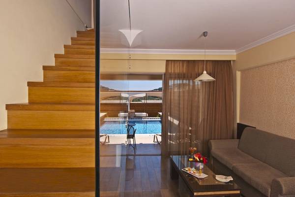 Innenansicht des Wohnzimmers im La Marquise Luxury Resort Komplex mit Poolsicht.