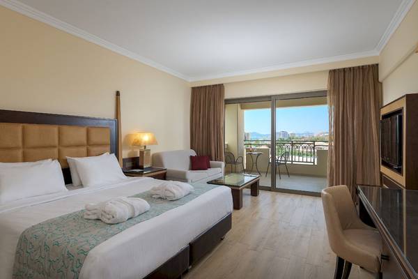 Suite-Zimmer im La Marquise Luxury Resort Complex mit Blick auf die Stadt