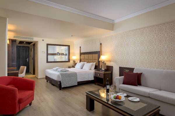 Hotelzimmer im La Marquise Luxury Resort Complex mit Bett, Sofa, Tisch und Dekor.