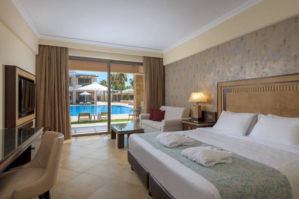 Innenansicht der Suite im La Marquise Luxury Resort Complex mit Blick auf den Pool